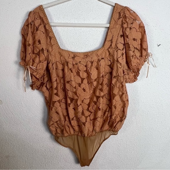 Free People Peach Lace Inset Puff Sleeve Bodysuit Women’s Medium - Picture 3 of 4